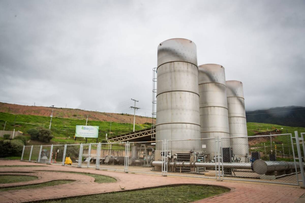 Bogotá construirá planta para descomponer residuos a través del calor 1 Bogotá construirá planta para descomponer residuos a través del calor La alcaldesa de Bogotá, Claudia López, anunció este miércoles que en la ciudad se construirá una Planta de Termovalorización, con la que se descompondrá los residuos inorgánicos a través del calor y con turbinas se convertirá el vapor en energía eléctrica.