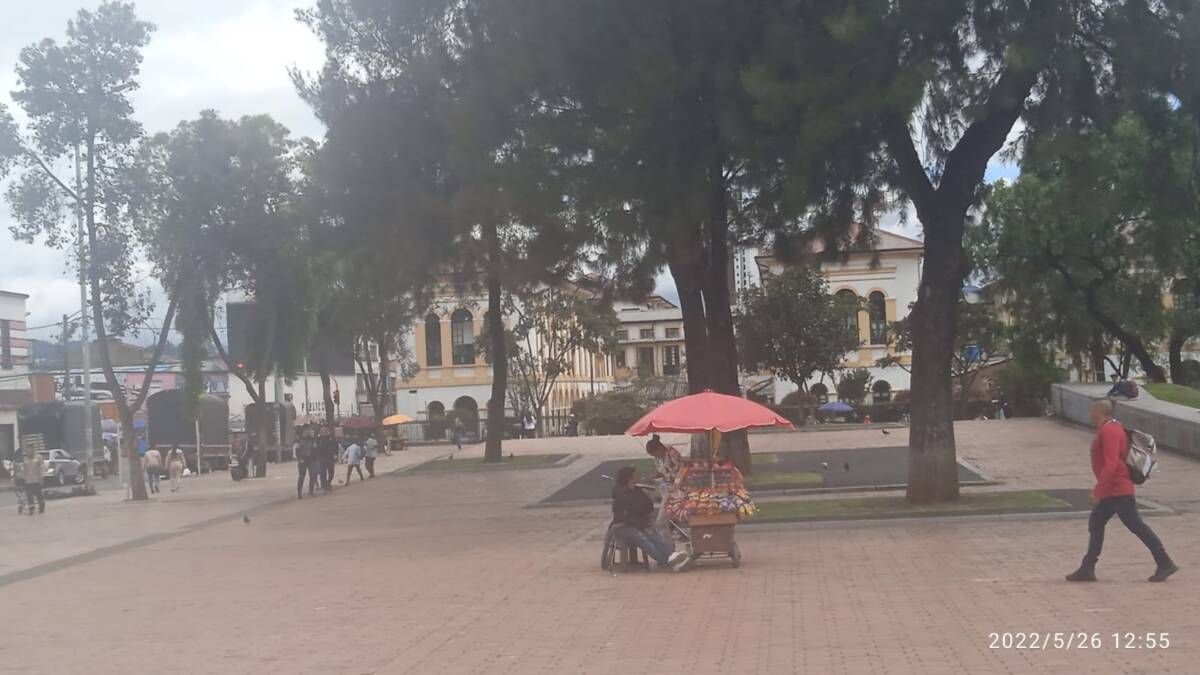 Puñalada mortal en la Plaza España “Yo sí escuché que esta mañana había aparecido un chulo acá en la mitad de la plaza, pero hasta ahí, ni idea qué pasaría”, le dijo a Q'HUBO una vendedora ambulante ante la pregunta de qué había sucedido la madrugada de ayer en el sector de la Plaza España, en la localidad de Los Mártires (centro de la capital).