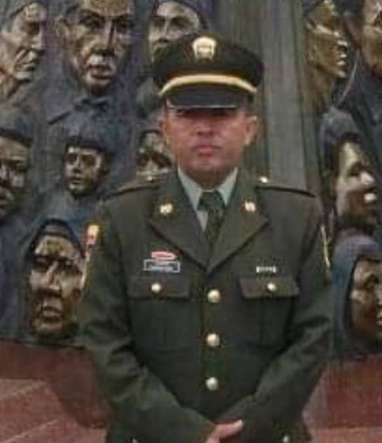 Policía fue torturado y apuñalado por su esposa Recientemente se conoció el atroz crimen que cometió una mujer con su esposo. Al intendente en jefe de la Policía Alberto Fabio Páez, la esposa lo apuñaló y le quemó sus piernas, en medio de una riña familiar en el barrio Los Mayales, en Valledupar.