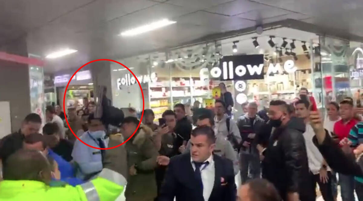 Policía disparó al aire dentro de Unilago 5 Policía disparó al aire dentro de Unilago Con una tremenda dosis de 'paloterapia' en el Centro Comercial Unilago, al norte de la capital, se vivieron momentos de tensión luego de que varias personas le propinaran una golpiza a un ladrón que pretendía comprar un celular con una tarjeta de crédito robada.