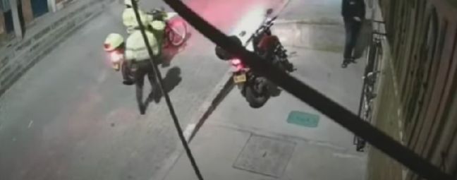 Doce pillos se hicieron pasar por policías para atracar a comerciante en Ciudad Bolívar 2 Doce pillos se hicieron pasar por policías para atracar a comerciante en Ciudad Bolívar Un terrible atraco se presentó en el barrio Arborizadora Alta, en la localidad de Ciudad Bolívar, cuando doce delincuentes vestidos de policías abordaron a una comerciante de San Andresito al frente de su casa, para poder ingresar a la vivienda y robarse una gran suma de dinero.