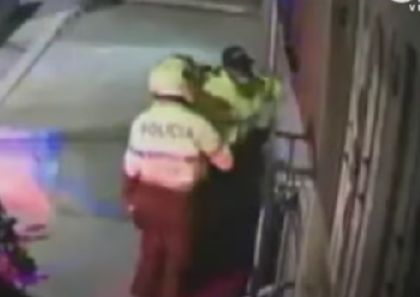 Doce pillos se hicieron pasar por policías para atracar a comerciante en Ciudad Bolívar 3 Doce pillos se hicieron pasar por policías para atracar a comerciante en Ciudad Bolívar Un terrible atraco se presentó en el barrio Arborizadora Alta, en la localidad de Ciudad Bolívar, cuando doce delincuentes vestidos de policías abordaron a una comerciante de San Andresito al frente de su casa, para poder ingresar a la vivienda y robarse una gran suma de dinero.