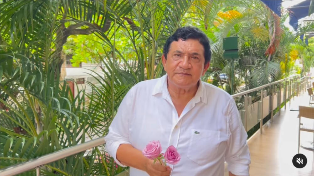 EN VIDEO: Poncho Zuleta ofreció disculpas a Karen Lizarazo por acosarla Luego del alboroto que se armó tras el video donde el cantante Poncho Zuleta intentaba besar a la fuerza a Karen Lizarazo, en pleno concierto, el artista ha tenido que salir a pedir públicamente disculpas por acosar a la mujer.