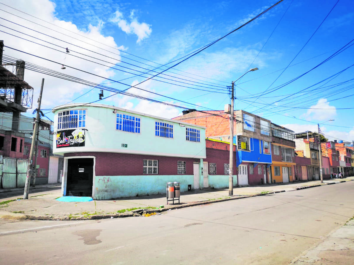 Por bala perdida murió Ángela Ángela trabajaba administrando un pequeño bar en el barrio Inglés en la localidad de Rafael Uribe Uribe. El turno del sábado transcurría normalmente, la alta música, las cervezas en la mesa y los clientes departiendo. Todo parecía normal. Pasada la media noche, minutos después de la 1 de la mañana, un carro se parqueó frente al bar ubicado en la intersección de la Diagonal 40 sur con Carrera 26ª. Del carro se bajaron sujetos armados y fue entonces cuando empezó la pesadilla.