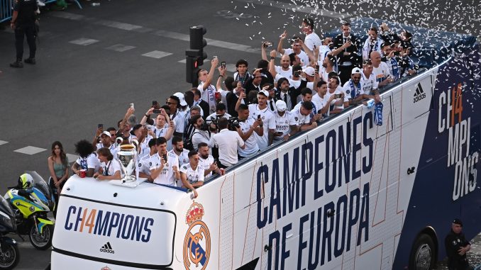 Real Madrid celebró en casa el título de Champions El Real Madrid compartió este domingo con su afición la fiesta por la consecución de la Liga de Campeones, con sabor a despedida para algunos como el capitán Marcelo y una traca final en Cibeles y el Santiago Bernabéu ante miles de personas.