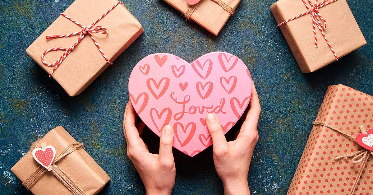 ¿Cuánto se gastan los colombianos en el regalo del Día de la Madre? 1 ¿Cuánto se gastan los colombianos en el regalo del Día de la Madre? Este domingo 8 de mayo, cuando se celebra el Día de la Madre, la mayoría de los colombianos destinarán entre 50 mil y 200 mil pesos para comprar el regalo para la ocasión, según una encuesta realizada por Fenalco.