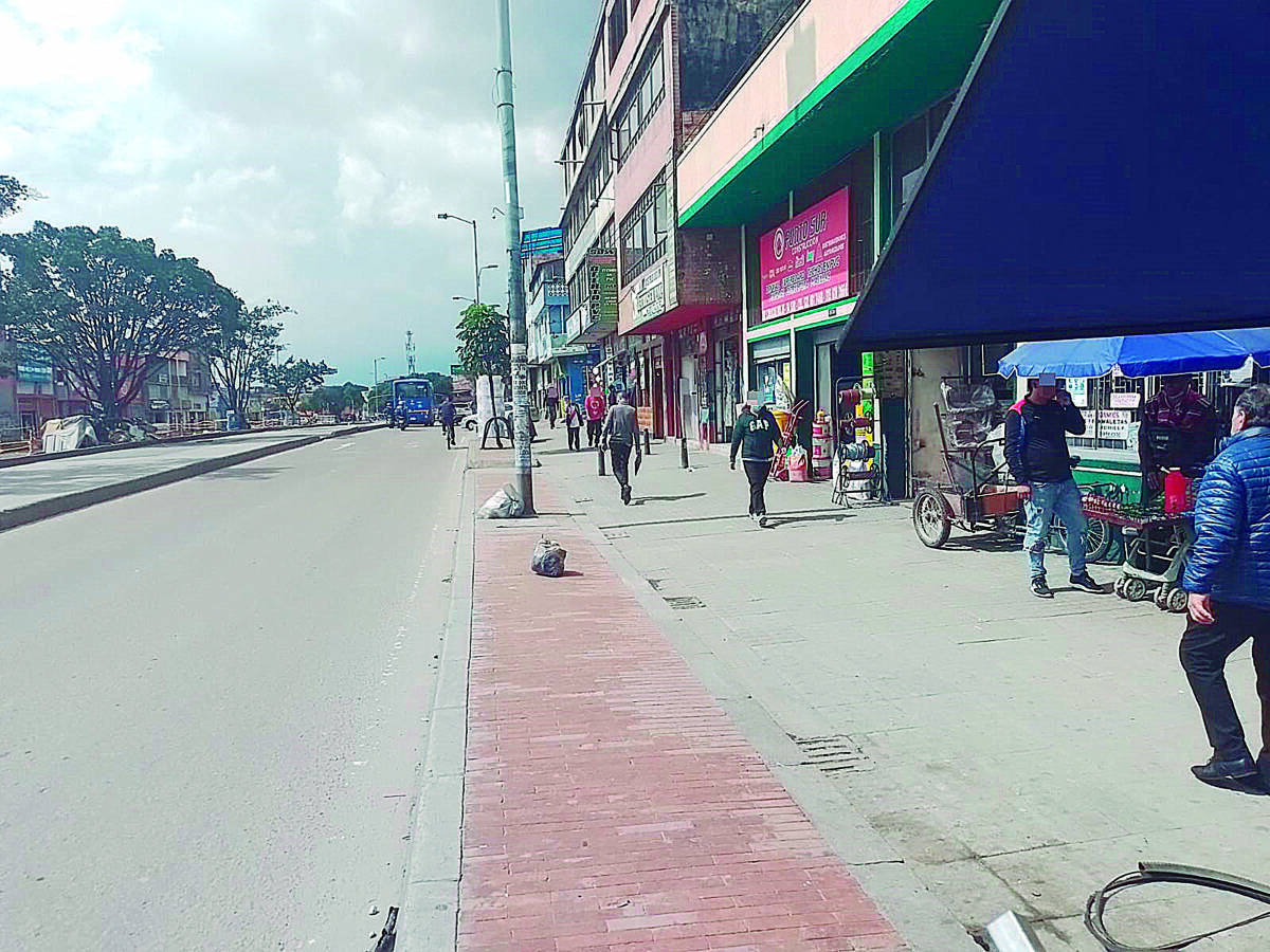 Riña, bala y muerte en un motel de Rafael Uribe Un disparo se oyó dentro de un motel de la avenida Caracas sobre las 11 de la noche del domingo. Las tenues luces de los postes fueron testigos de tres hombres que salieron corriendo de un motel, ubicado en el sector conocido como San Jorge (Rafael Uribe).