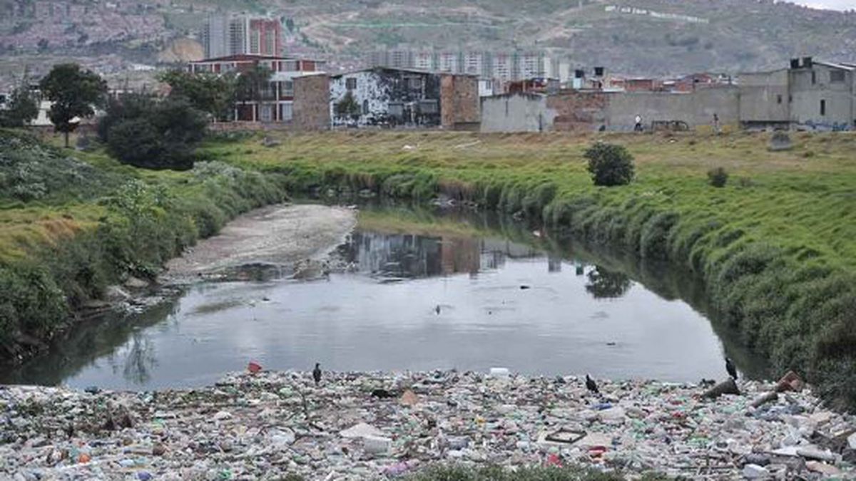 Misteriosos hallazgos en el río Tunjuelito Mientras funcionarios del Acueducto trabajaban en la limpieza del río Tunjuelito, a las 11:45 de la mañana del pasado jueves, se toparon con dos hallazgos escalofriantes: el de dos cuerpos, uno en alto grado de descomposición, y el de una mujer de aproximadamente unos 35 años.