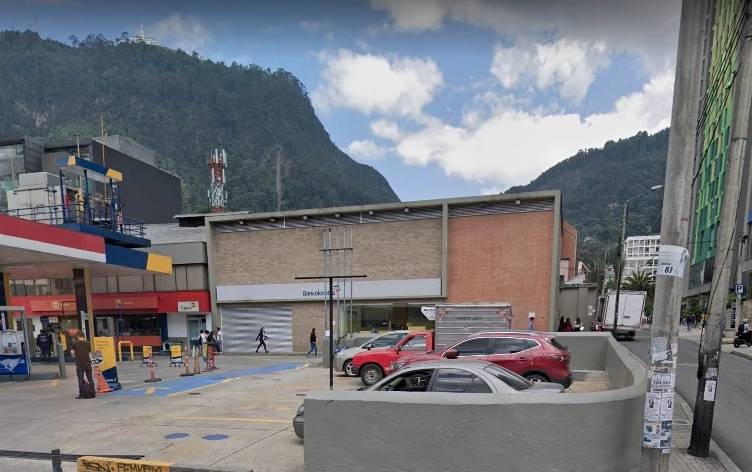 Bandidos armados asaltaron un banco en el centro de Bogotá 1 Bandidos armados asaltaron un banco en el centro de Bogotá La tarde de este martes 31 de mayo, dos delincuentes armados llegaron hasta el banco Bancolombia del sector de Las Aguas, en la localidad de Santa Fe, a cometer un atraco.