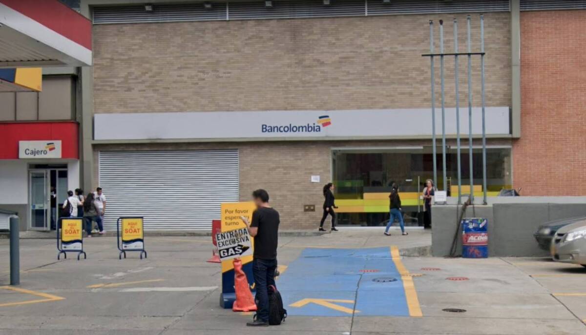 Bandidos armados asaltaron un banco en el centro de Bogotá La tarde de este martes 31 de mayo, dos delincuentes armados llegaron hasta el banco Bancolombia del sector de Las Aguas, en la localidad de Santa Fe, a cometer un atraco.