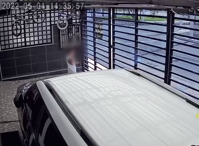Aprovecharon la inocencia de un niño y se entraron a robar a su casa 2 Aprovecharon la inocencia de un niño y se entraron a robar a su casa Recientemente se conoció la denuncia de una familia sobre unos delincuentes que se aprovecharon de la inocencia de un niño para robar varios objetos de valor de una vivienda en el sur de la ciudad.