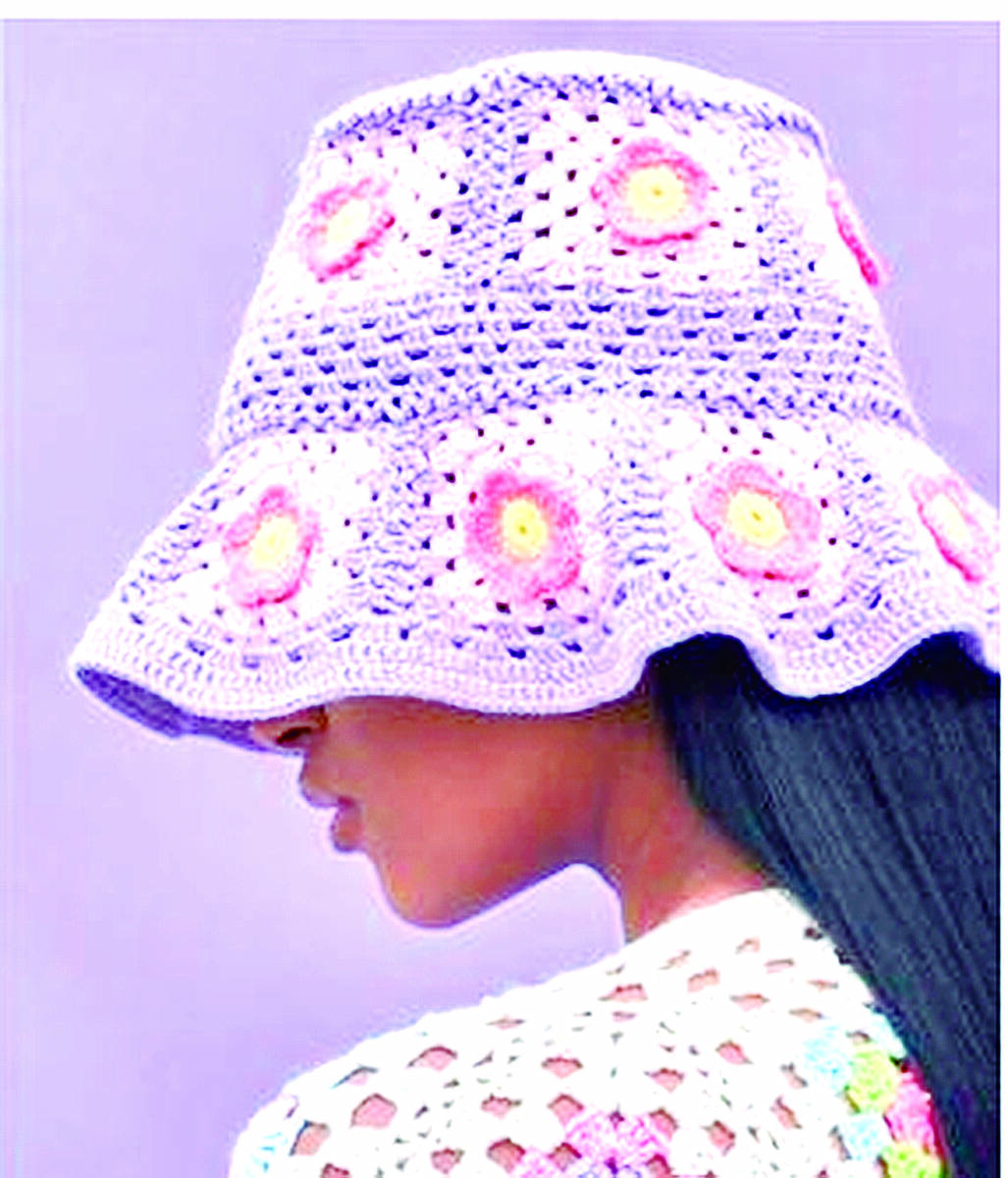 El crochet está pisando fuerte 2 El crochet está pisando fuerte La moda nunca para, siempre está innovando y volviendo. Eso lo podemos evidenciar con el crochet, las prendas que se están usando por estos días como arroz. Y es que van desde los gorros hasta un lindo vestido corto o largo.