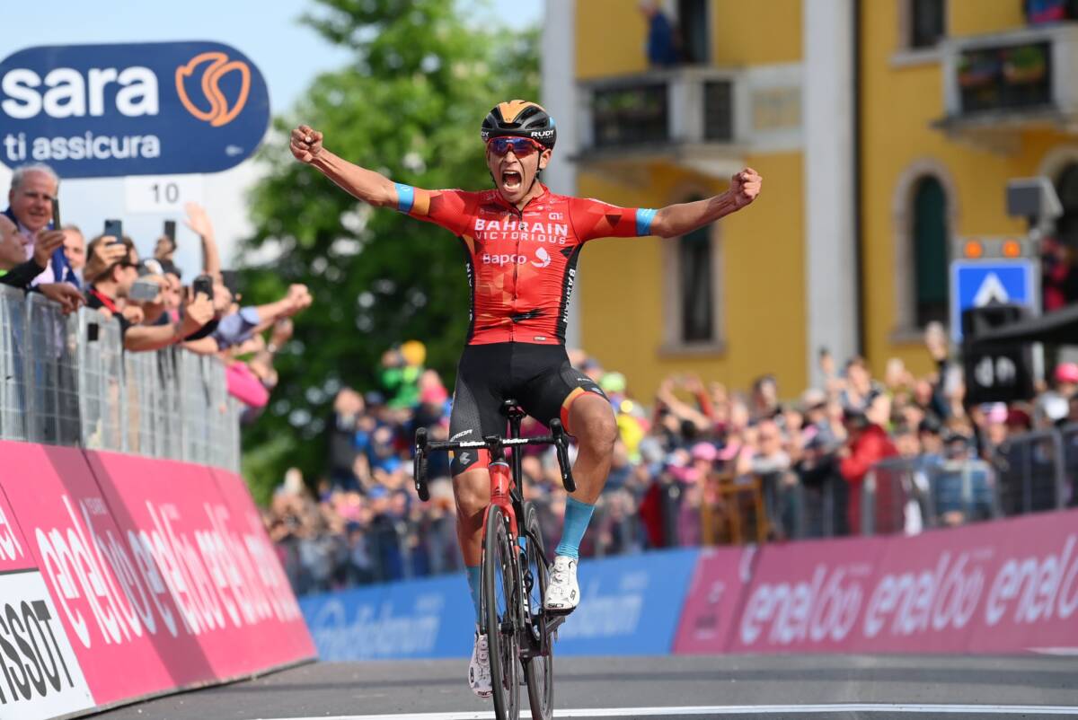 Triunfazo de Santiago Buitrago en la etapa 17 del Giro El escalador colombiano Santiago Buitrago (Bahrain) ganó en solitario la 17ª etapa del&nbsp;Giro&nbsp;de Italia, este miércoles en Lavarone, mientras que el ecuatoriano Richard Carapaz (Ineos) conservó la 'maglia rosa' de líder de la clasificación general.