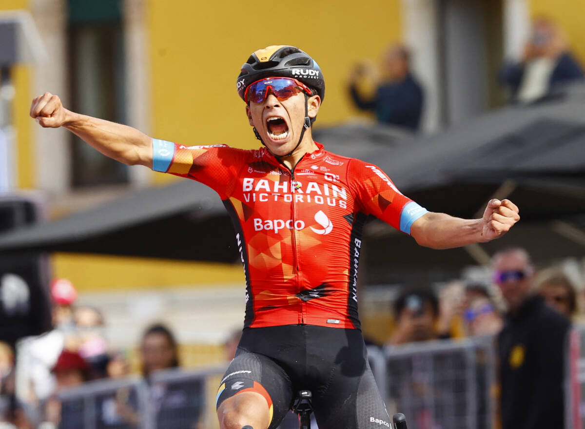 Buitrago y su emocionante relato de cómo ganó la etapa en el Giro 1 Buitrago y su emocionante relato de cómo ganó la etapa en el Giro Santiago Buitrago, luego de bajarse de su 'caballito de hierro', con lágrimas y una sonrisa que no le cabía en el rostro, detalló en una entrevista cómo fue el momento en que decidió ir por la victoria de la etapa 17 del Giro.