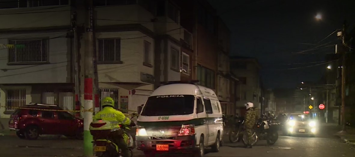 Un muerto y un herido en ataque sicarial en el centro de Bogotá Los crímenes en la capital no dan tregua, en un reciente hecho se conoció que una persona fue asesinada y otra resultó lesionada tras ser atacados a bala en el centro de la capital.