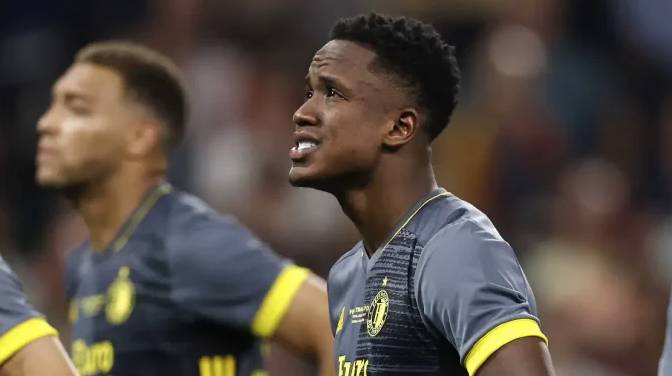 Sinisterra no pudo cumplir su sueño de campeón 1 Sinisterra no pudo cumplir su sueño de campeón La ilusión de la afición colombiana de ver al extremo caucano Luis Sinisterra emulando en la Conference League la alegría que vivió el pasado miércoles, 18 de mayo, el barranquillero Rafael Santos Borré en la Europa League no se dio, y no pudimos saborear otro sorbo de gloria.
