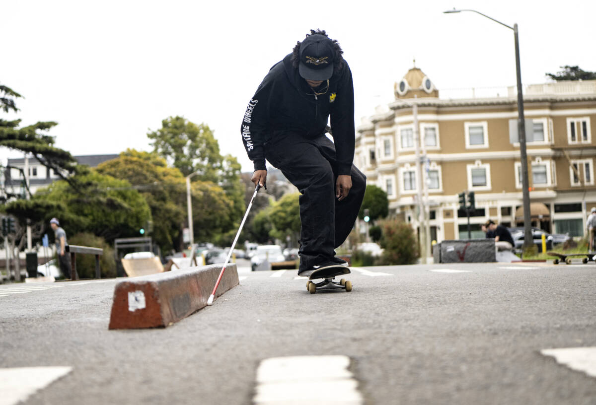 El joven invidente que sorprende en su patineta Zion Ricks-Gaines perdió la visión tras recibir dos disparos en los ojos. Skater desde los 12 años, no dejó que la ceguera lo separara de su patineta, sino que lo volvió más determinado.“Podría quedarme en casa sentado, triste, porque no puedo ver, pero eso no me ayuda en nada, ¿entiendes?”, dice el joven de 19 años mientras practica en un parque de patinaje en San Francisco, en los Estados Unidos.