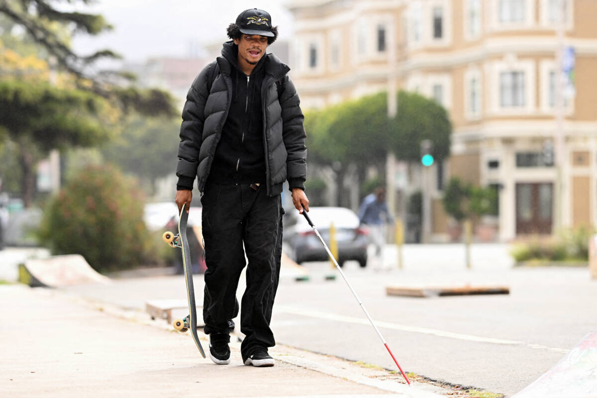 El joven invidente que sorprende en su patineta 2 El joven invidente que sorprende en su patineta Zion Ricks-Gaines perdió la visión tras recibir dos disparos en los ojos. Skater desde los 12 años, no dejó que la ceguera lo separara de su patineta, sino que lo volvió más determinado.“Podría quedarme en casa sentado, triste, porque no puedo ver, pero eso no me ayuda en nada, ¿entiendes?”, dice el joven de 19 años mientras practica en un parque de patinaje en San Francisco, en los Estados Unidos.