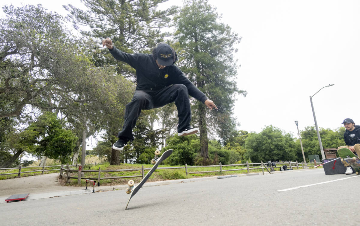 El joven invidente que sorprende en su patineta 1 El joven invidente que sorprende en su patineta Zion Ricks-Gaines perdió la visión tras recibir dos disparos en los ojos. Skater desde los 12 años, no dejó que la ceguera lo separara de su patineta, sino que lo volvió más determinado.“Podría quedarme en casa sentado, triste, porque no puedo ver, pero eso no me ayuda en nada, ¿entiendes?”, dice el joven de 19 años mientras practica en un parque de patinaje en San Francisco, en los Estados Unidos.