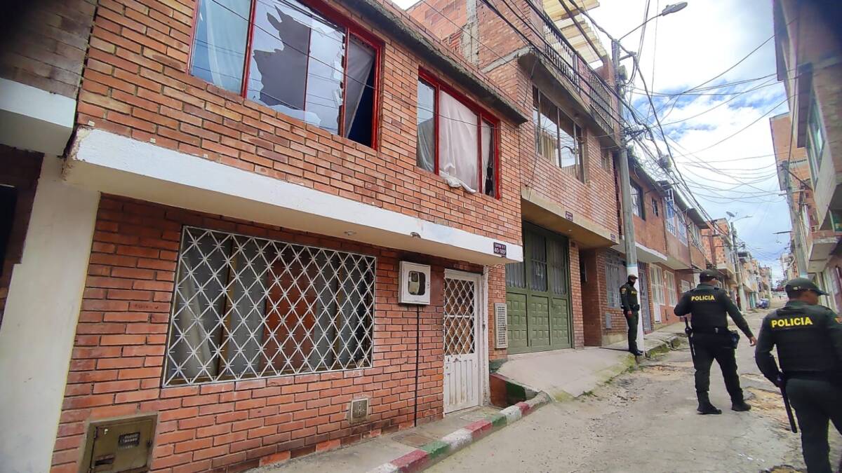 Triste feminicidio de Angie en Soacha Un nuevo feminicidio sembró la tristeza, esta vez en el vecino municipio de Soacha, donde una joven de 30 años perdió la vida a manos de quien sería su esposo. Todo ocurrió dentro de la vivienda en la cual residía la pareja, en medio de una riña doméstica. Los niños de la pareja fueron testigos del lamentable hecho.