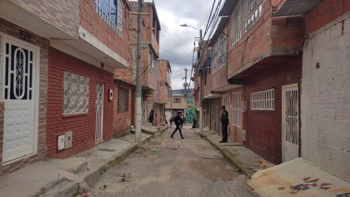 Triste feminicidio de Angie en Soacha Un nuevo feminicidio sembró la tristeza, esta vez en el vecino municipio de Soacha, donde una joven de 30 años perdió la vida a manos de quien sería su esposo. Todo ocurrió dentro de la vivienda en la cual residía la pareja, en medio de una riña doméstica. Los niños de la pareja fueron testigos del lamentable hecho.
