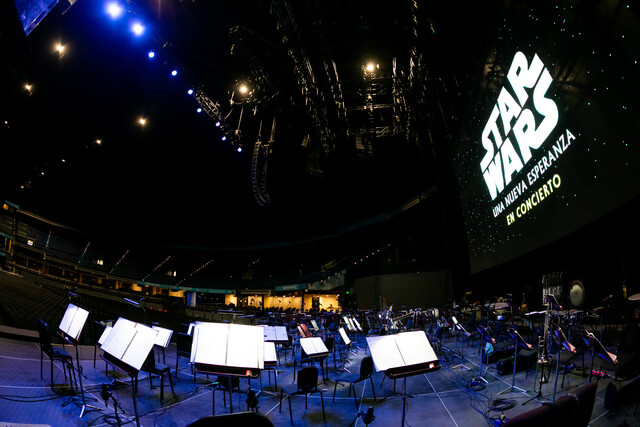 Más de cinco mil fanáticos de Star Wars cumplieron la cita en el Movistar Arena 1 Más de cinco mil fanáticos de Star Wars cumplieron la cita en el Movistar Arena Los fanáticos de Star Wars se dieron cita en el Movistar Arena de Bogotá para vivir una experiencia de otra galaxia: 'Star Wars: Una Nueva Esperanza en Concierto'.