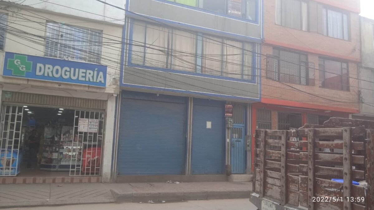 Un muerto deja riña en Santa Cecilia 1 Un muerto deja riña en Santa Cecilia Las miradas de los vecinos del barrio Santa Cecilia (Suba) quedaban atrapadas en el reguero de sangre que quedó tras una fuerte riña, en medio de la calle. Desde temprano los primeros comerciantes en llegar a la concurrida cuadra se asombraron al ver el rastro de una terrible intolerancia, que terminó en el asesinato de un joven a cuchillo.