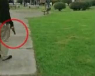 Amenazó a sus vecinos con un arma porque le reclamaron por golpear a una perrita 1 Amenazó a sus vecinos con un arma porque le reclamaron por golpear a una perrita Según se puso conocer, un hombre que estaba sacando a su mascota, pateo en dos ocasiones a otra perrita por acercársele, por lo que el dueño del animal y otros vecinos le reclamaron por la agresión.