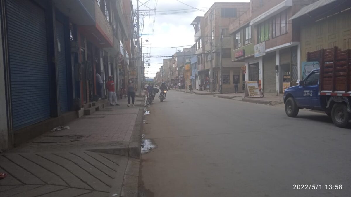 Un muerto deja riña en Santa Cecilia 2 Un muerto deja riña en Santa Cecilia Las miradas de los vecinos del barrio Santa Cecilia (Suba) quedaban atrapadas en el reguero de sangre que quedó tras una fuerte riña, en medio de la calle. Desde temprano los primeros comerciantes en llegar a la concurrida cuadra se asombraron al ver el rastro de una terrible intolerancia, que terminó en el asesinato de un joven a cuchillo.