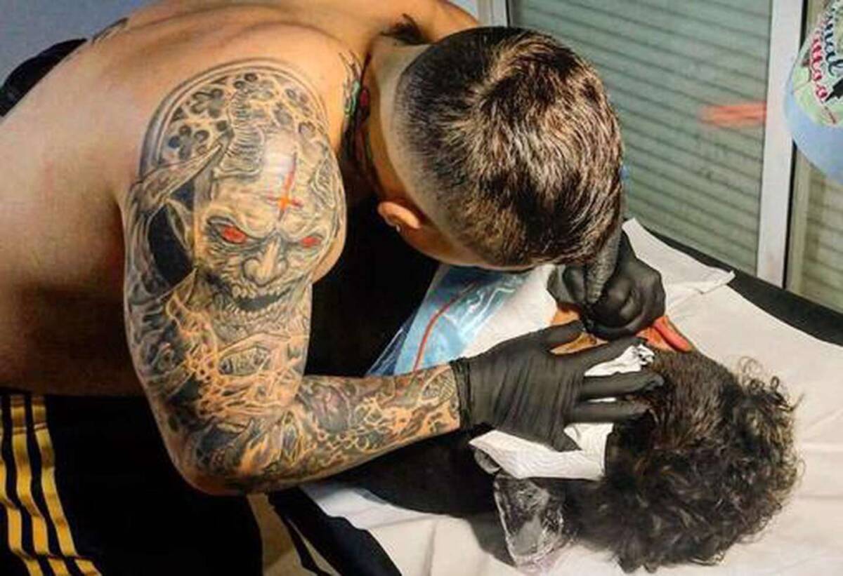 Piden pena máxima para macabro tatuador colombiano que descuartizó a jovencita en España 1 Piden pena máxima para macabro tatuador colombiano que descuartizó a jovencita en España La justicia en España está pidiendo la pena máxima para un tatuador colombiano señalado de haber asesinado y descuartizado a una joven dentro de su vivienda en Madrid, la capital de ese país.