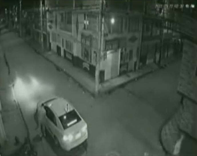Taxista le robó el celular a pasajero que le estaba pagando la carrera 1 Taxista le robó el celular a pasajero que le estaba pagando la carrera "Estábamos en la localidad de Chapinero e íbamos a tomar un carro por plataforma, como estaba demorado, en ese momento se acercó un taxista y de manera amable nos ofreció el servicio",