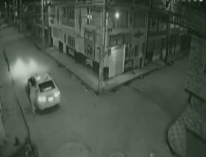 Taxista le robó el celular a pasajero que le estaba pagando la carrera 2 Taxista le robó el celular a pasajero que le estaba pagando la carrera "Estábamos en la localidad de Chapinero e íbamos a tomar un carro por plataforma, como estaba demorado, en ese momento se acercó un taxista y de manera amable nos ofreció el servicio",