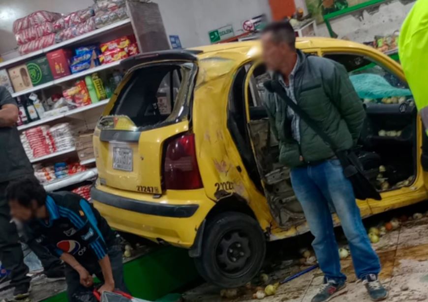Taxi que quedó sin frenos en el barrio Moralba, dejó seis personas lesionadas 1 Taxi que quedó sin frenos en el barrio Moralba, dejó seis personas lesionadas En horas de la noche de este martes, se reportó un grave accidente de tránsito en el barrio Moralba de la localidad de San Cristóbal; allí un taxi se quedó sin frenos y de manera estrepitosa terminó dentro de un local comercial.