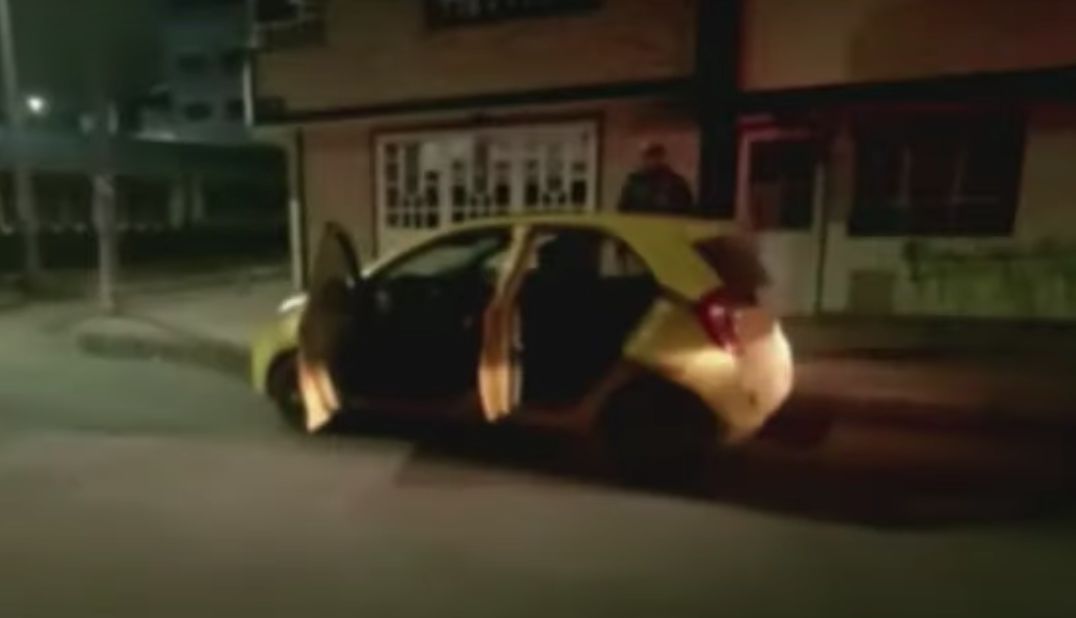 Taxista pagó por el rescate de su 'amarillo', pero los bandidos terminaron tumbándolo 1 Taxista pagó por el rescate de su 'amarillo', pero los bandidos terminaron tumbándolo Un taxista que fue víctima de los delincuentes, terminó siendo extorsionado y tumbado dos veces por estos bandidos que se aprovecharon de su necesidad.
