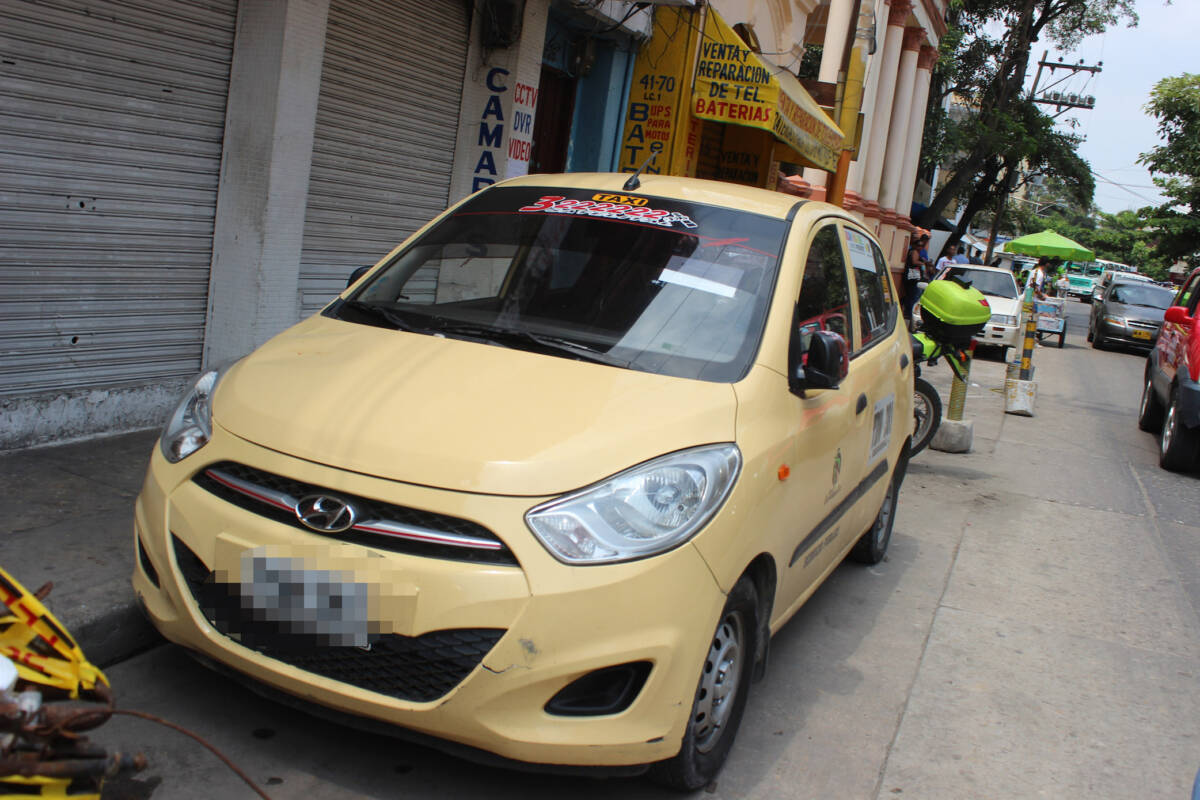 Taxista le robó el celular a pasajero que le estaba pagando la carrera 7 Taxista le robó el celular a pasajero que le estaba pagando la carrera "Estábamos en la localidad de Chapinero e íbamos a tomar un carro por plataforma, como estaba demorado, en ese momento se acercó un taxista y de manera amable nos ofreció el servicio",