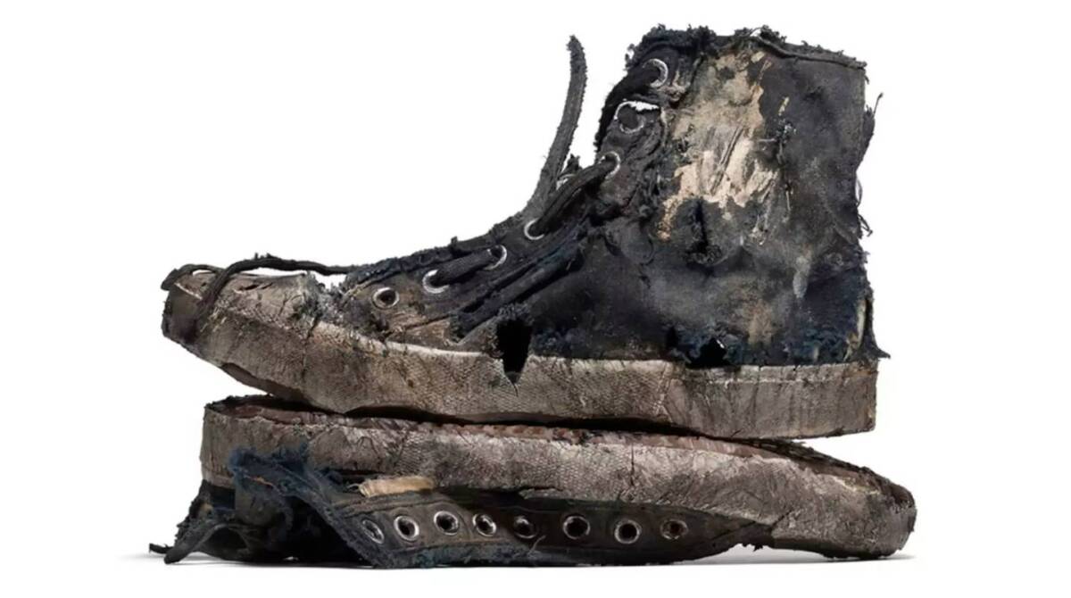 Los tenis rotos más caros del mundo La casa de moda Balenciaga está dando de qué hablar por el lanzamiento de una edición limitada de tenis que parecieran ser reciclados en vez de confeccionados. Se caracterizan por estar rotos, sucios y desgastados.