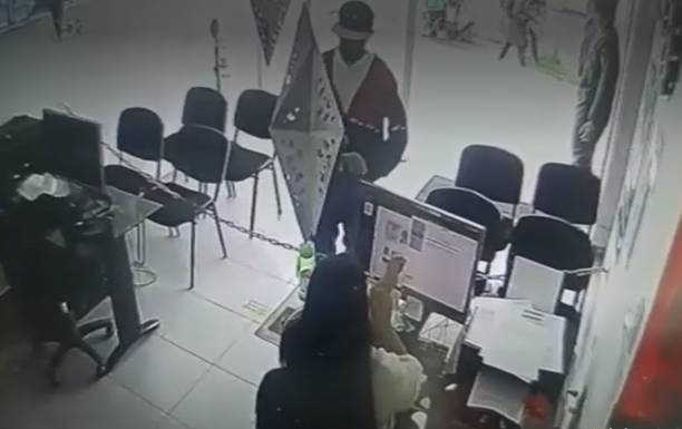 Cuatro tiros recibió una mujer y sobrevivió 1 Cuatro tiros recibió una mujer y sobrevivió Una joven de 21 años fue víctima de un sicario que le disparó a quemarropa cuatro tiros cuando se encontraba trabajando en un local comercial en el noroccidente de Bogotá. Sin embargo, a pesar de la gravedad de las heridas, sobrevivió.