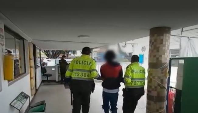 Cuatro tiros recibió una mujer y sobrevivió 2 Cuatro tiros recibió una mujer y sobrevivió Una joven de 21 años fue víctima de un sicario que le disparó a quemarropa cuatro tiros cuando se encontraba trabajando en un local comercial en el noroccidente de Bogotá. Sin embargo, a pesar de la gravedad de las heridas, sobrevivió.
