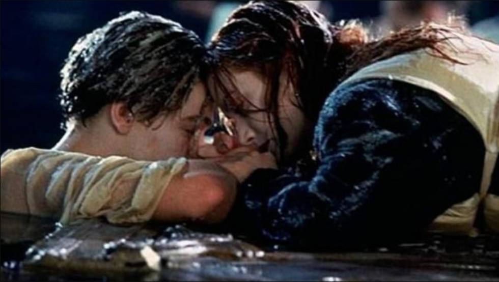 Joven fallece luego de recrear la famosa escena del 'Titanic con su novia Por increíble que suene esta triste historia, fue real. Una pareja que se encontraba en un viaje de pesca en Turquía, entre copas y risas decidieron recrear la famosa escena del 'Titanic' al borde de un muelle, lamentablemente el muchacho luego de caer al agua, tal cual como le pasó 'Jack' en la película, falleció.