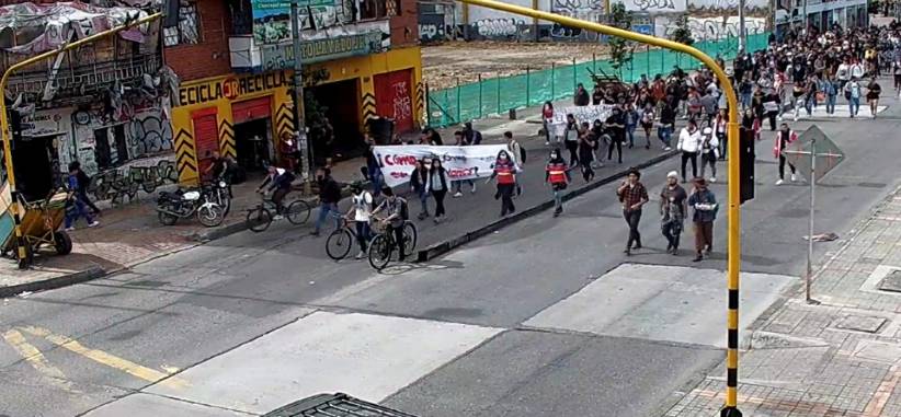 ¡Pilas! Hay manifestaciones y tremendos trancones en Bogotá En la tarde de este jueves 19 de mayo, la Secretaría de Movilidad de Bogotá indicó que&nbsp;se presentan manifestaciones en diferentes puntos de la ciudad por parte de estudiantes de la Universidad Distrital.