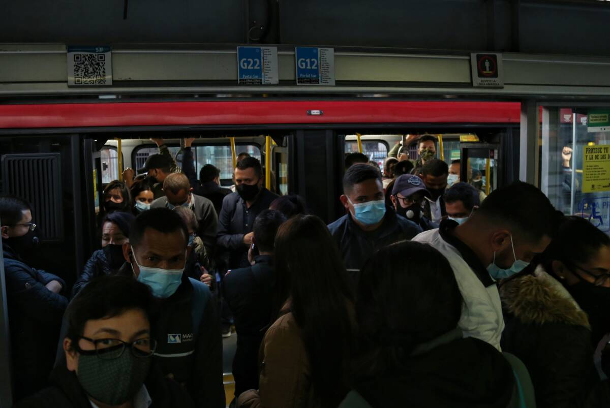 Capturan a 3 sujetos señalados de acoso sexual en TransMilenio La policía de Bogotá ha implementado un frente de seguridad para cuidar la integridad de las mujeres al momento de abordar el sistema de transporte TransMilenio, es así como se logró la captura de 3 sujetos señalados de acosar sexualmente a las usuarias.