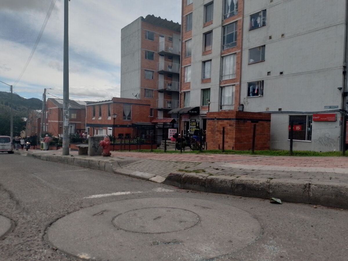 Puñalada mortal en Usme Pueblo Tras compartir una noche de rumba el sábado, un grupo de amigos, residentes de la localidad de Usme, decidió continuar la fiesta a las afueras de un conjunto residencial ubicado a pocas cuadras del parque principal de Usme Pueblo.