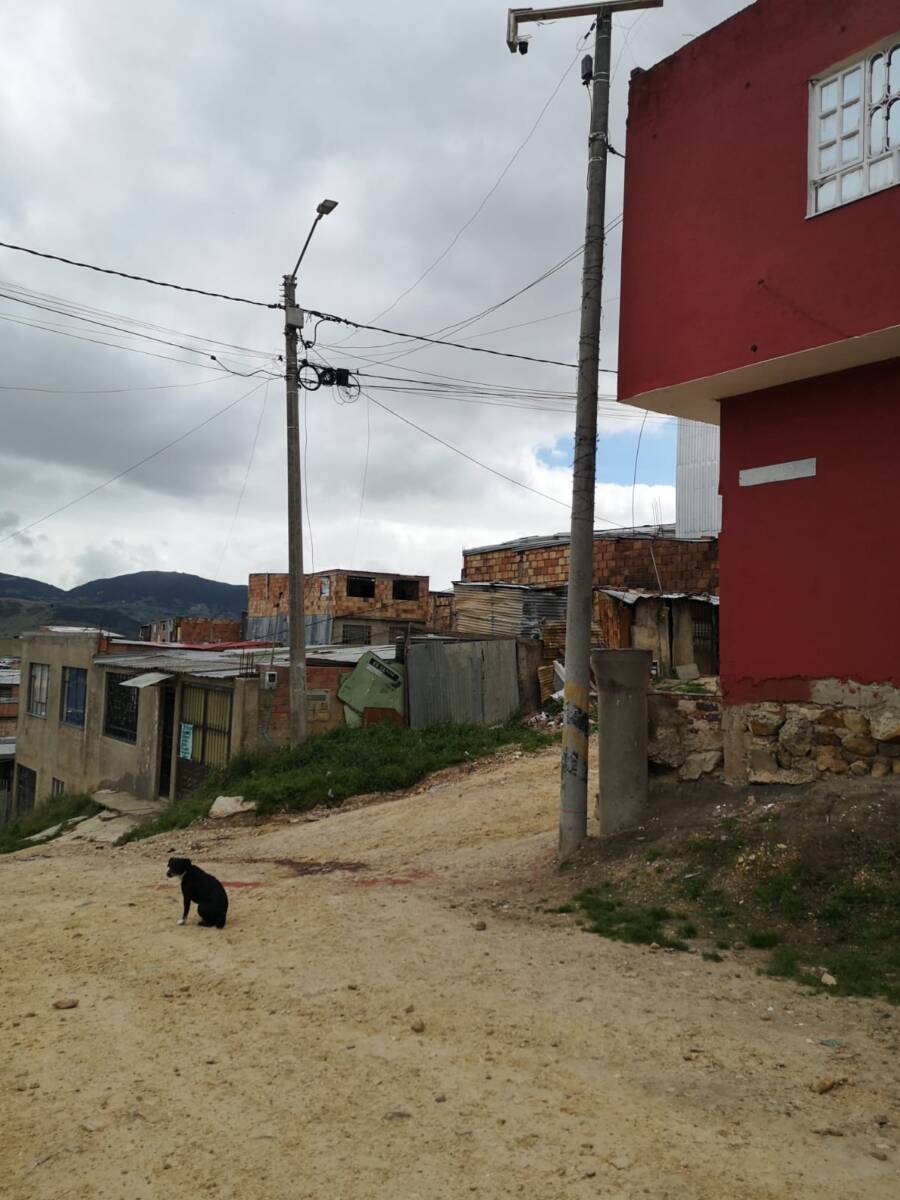 Matan a bala a 'el Sabio' en Usme 1 Matan a bala a 'el Sabio' en Usme Pasado el medio día del lunes y mientras una de las calles del barrio Puerta al Llano, en Usme, permanecía en silencio y el cielo estaba gris, un hombre que se encontraba pintando la fachada de su vivienda junto a su hijo fue sorprendido por unos sujetos que a sangre fría le dispararon en repetidas oportunidades.