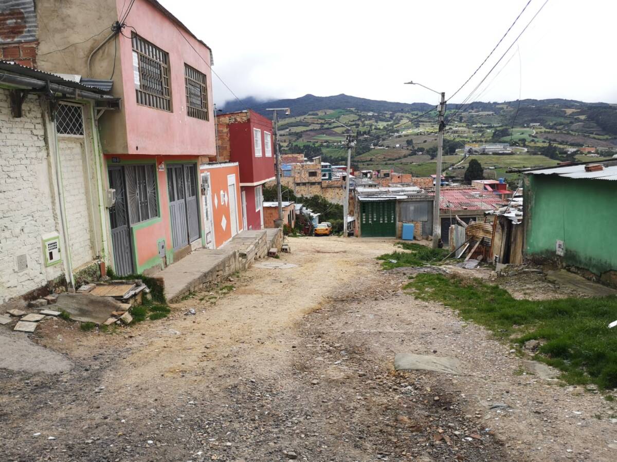 Matan a bala a 'el Sabio' en Usme 2 Matan a bala a 'el Sabio' en Usme Pasado el medio día del lunes y mientras una de las calles del barrio Puerta al Llano, en Usme, permanecía en silencio y el cielo estaba gris, un hombre que se encontraba pintando la fachada de su vivienda junto a su hijo fue sorprendido por unos sujetos que a sangre fría le dispararon en repetidas oportunidades.