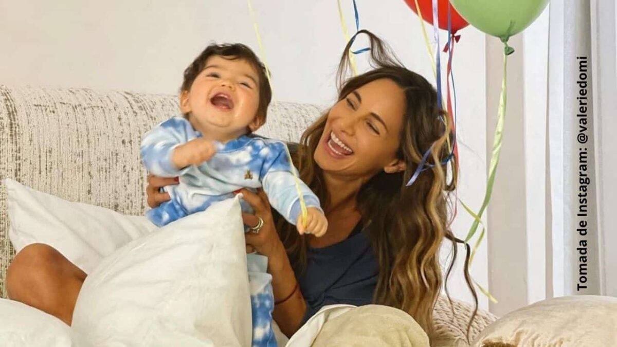 EN VIDEO: Bebé de Valerie Domínguez por poco la 'encuera' frente a la cámara 1 EN VIDEO: Bebé de Valerie Domínguez por poco la 'encuera' frente a la cámara La modelo Valerie Domínguez compartió en sus historias de Instagram que estaba compartido lindos momentos con su bebé, pero Thiago casi la 'encuera' y le deja al descubierto un seno en plena grabación.