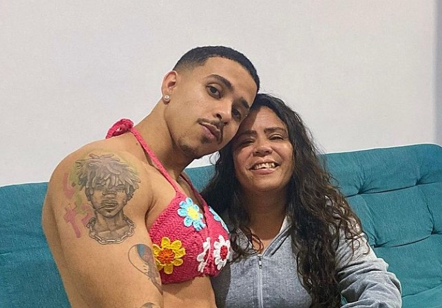 Joven modeló vestidos de baño hechos por su mamá y recibió oferta de Vogue 8 Joven modeló vestidos de baño hechos por su mamá y recibió oferta de Vogue Según el joven, la gente no espera que un hombre use un bikini para ayudar a su madre, pero la estrategia ha sido todo un éxito.