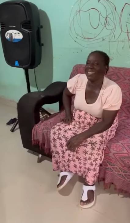 El tierno regalo que Yanfry le dio a su abuelita 1 El tierno regalo que Yanfry le dio a su abuelita Yanfry apareció de nuevo en redes sociales con un video donde muestra el tierno regalo que le dio a su abuela.