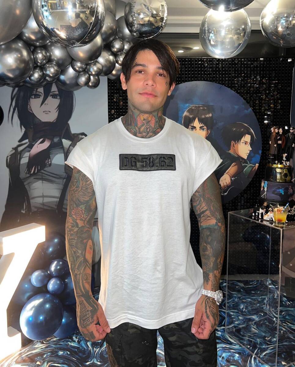Los ostentosos regalos que recibió Yeferson Cossio por su cumpleaños 1 Los ostentosos regalos que recibió Yeferson Cossio por su cumpleaños Los seguidores del influencer Yeferson Cossio estaban pendientes de su cumpleaños y de la celebración que haría el creador de contenido, pues todos habían quedado sorprendidos semanas atrás con el lujoso celular que se regaló.