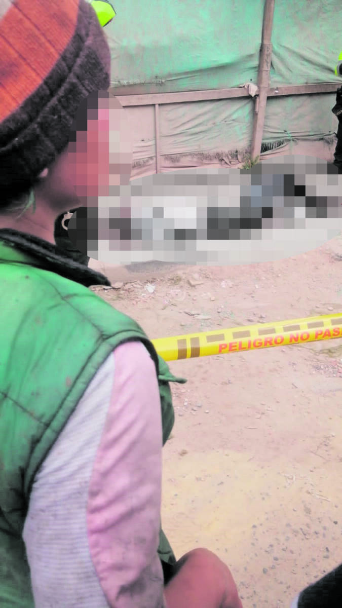 Asesinan a dos hermanos en Bosa Sobre las 2 de la tarde de ayer, los vecinos del barrio San Bernardino (Bosa) fueron testigos de un aterrador sicariato, en el que dos hermanos fueron asesinados a tiros en plena vía púbica.