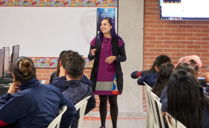 La ‘profe Moradita’, la mejor de Iberoamérica Sindey Carolina Bernal camina por los pasillos. Todos los estudiantes del colegio Enrique Olaya Herrera, en Bogotá, la saludan con cariño: “hola profe moradita”, un apodo alusivo a su cabello y su pinta morada. Q’HUBO habló ayer con Carolina, quien es motivo de orgullo para el país, pues recibió el reconocimiento de la Fundación Fidal como la mejor docente de Iberoamérica, esto por su semillero de investigación ‘Inclutec’: estudiantes creando recursos tecnológicos para la inclusión.